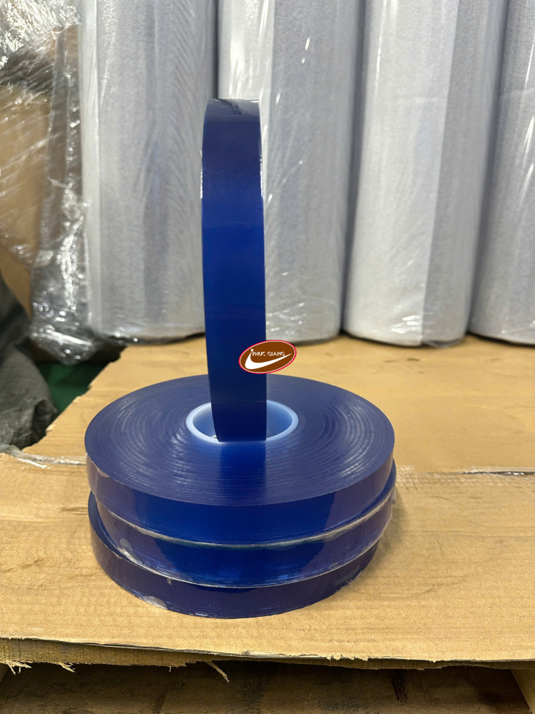 cắt màng pvc theo kích thước yêu cầu