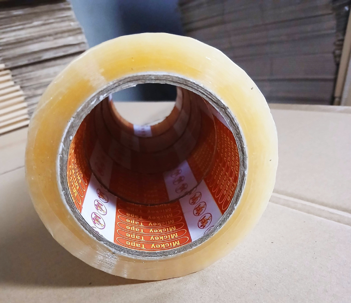 So sánh băng dính đục và băng dính trong Ưu nhược điểm của băng dính trong