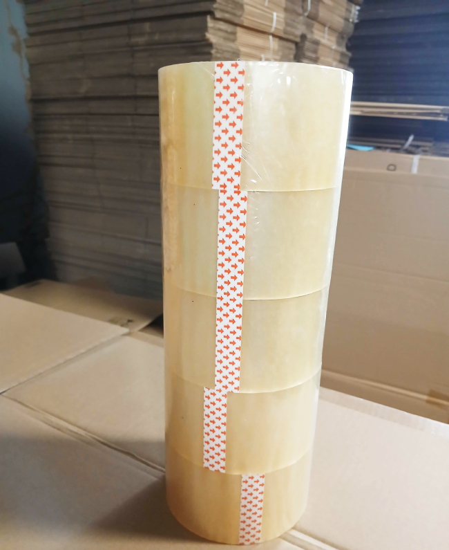 So sánh băng dính đục và băng dính trong băng dính trong