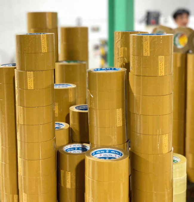 So sánh băng dính đục và băng dính trong băng dính đục màu nâu