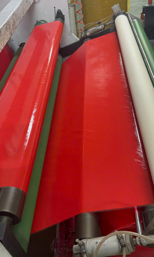 Băng keo OPP đóng gói màu đỏ khổ rộng 1280mm bang keo opp dong goi mau do 3