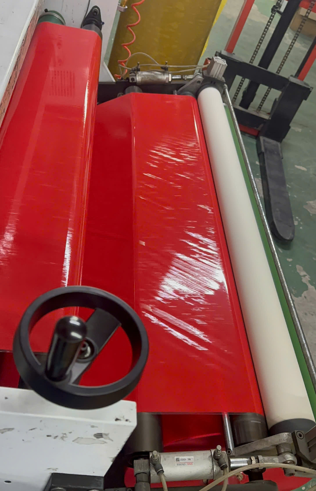 Băng keo OPP đóng gói màu đỏ khổ rộng 1280mm bang keo opp dong goi mau do 4